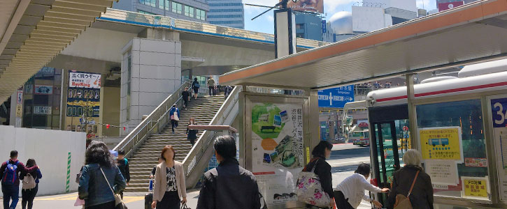 左側にみどりの窓口、正面にバスロータリーが見えてきますので、再度左に曲がり、歩道橋の階段を昇ります。