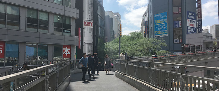 その後、歩道橋上で右側に曲がります。