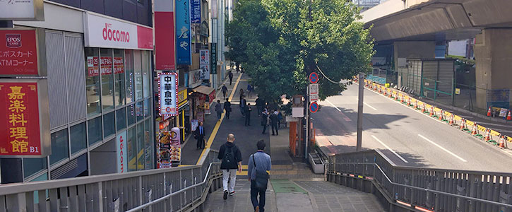 まっすぐ行くと、階段がありますので降ります。
